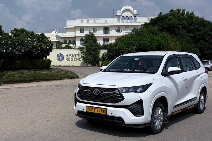 Private transfer from Agra to Jaipur via Fatehpur Sikri and Chand Baori