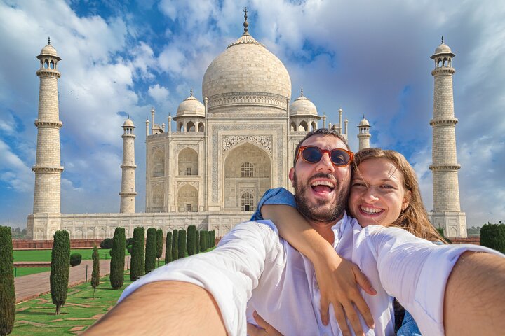 Taj Mahal tour with skip-the-line tickets and 5-star lunch, Agra