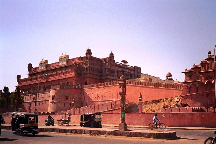 Guided city tour of Bikaner with drop-off in Jodhpur