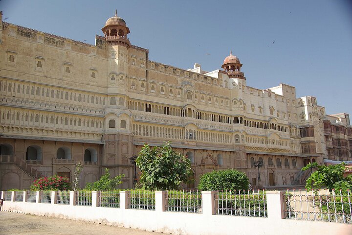 Day trip to Bikaner by private car with guided service