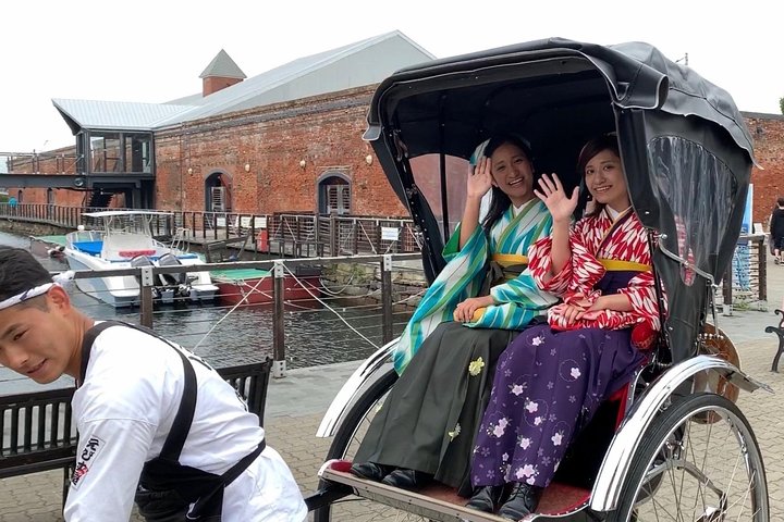 Dress Up High-Quality “Hakama” Kimono and 30-min Rickshaw Tour, Hakodate