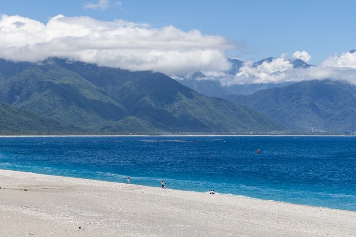 Hualien Tour in Qixingtan Beach, Liyu Lake, and Lintianshan Park, Hualien