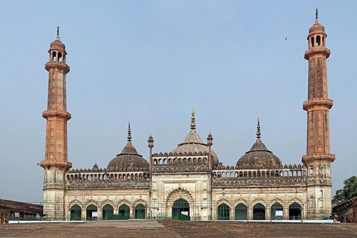 Guided walk through Hazratganj Market in Lucknow, Lucknow
