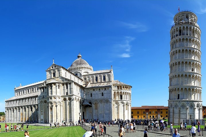 PRIVATE TRANSFER: from Cinque Terre to Florence with stops in Lucca & Pisa, Manarola