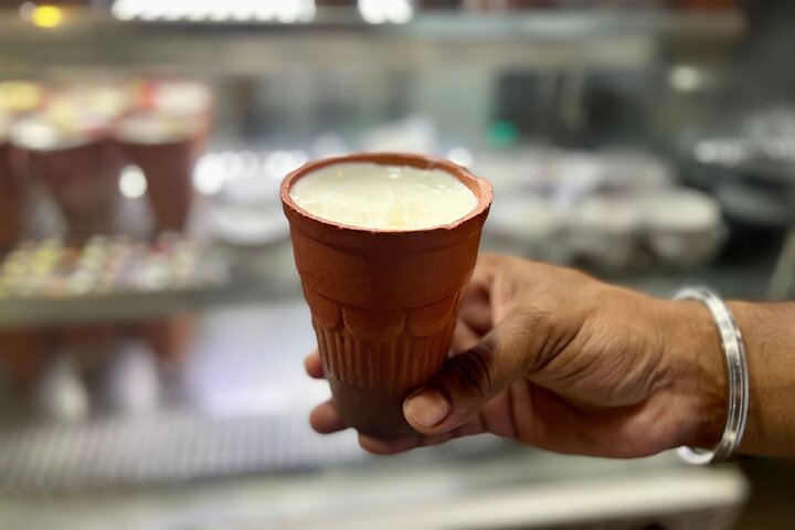 Mumbai street food tour with tastings at iconic locations, Mumbai