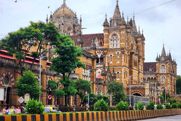 Private sightseeing tour of Mumbai with an English-speaking guide