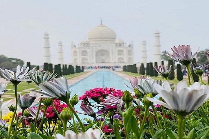 Same day Taj Mahal tour from Delhi with lunch at a 5-star hotel, New Delhi