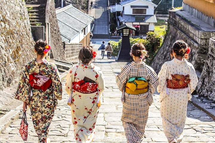 Kimono Walk and Tea ceremooy and sake in Historic Kitsuki Castle — Kids-friendly things to do in Oita