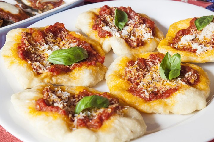 Private Pizza & Tiramisu Class at a Cesarina's home with tasting in Pavia, Pavia