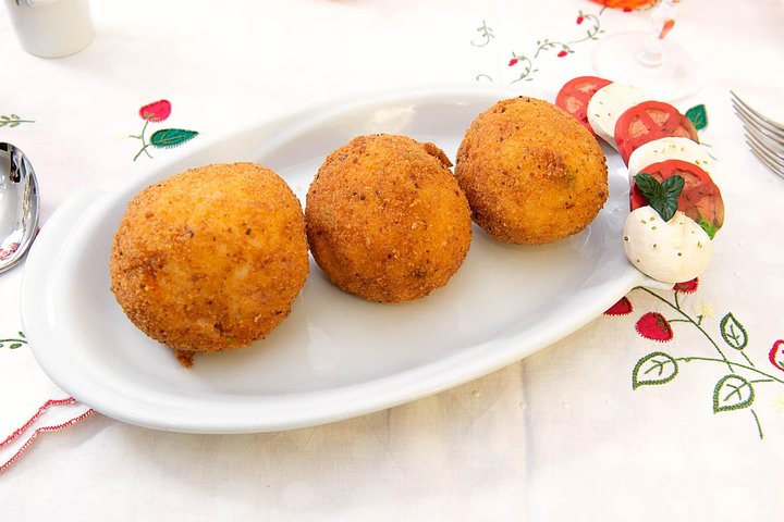 Small Group Market tour and Dining Experience at a Cesarina's home in Pavia, Pavia