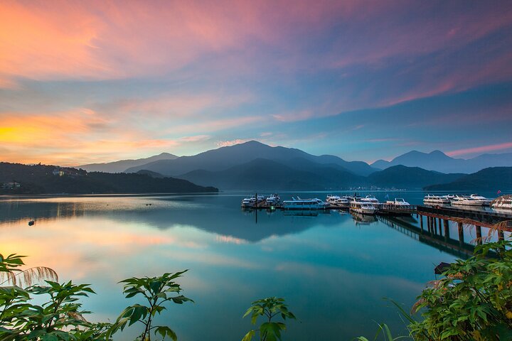 Private 9-Hour Sun Moon Lake Leisure Tour from Taichung (台中)! — Adventure things to do in Taichung