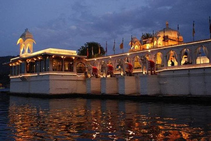 Sunset boat ride to Jag Mandir Island in Udaipur, Udaipur