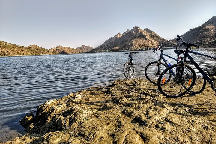 Morning cycling tour around Udaipur's lakes