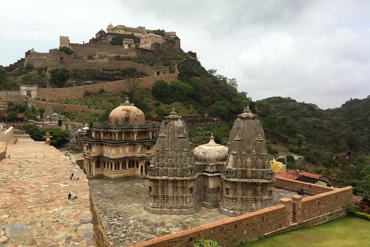 Kumbhalgarh Fort and Jain Temple tour from Udaipur to Jodhpur
