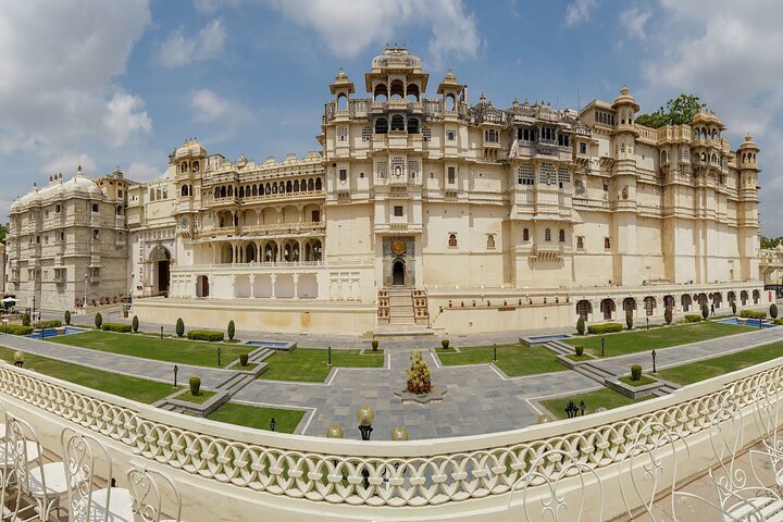 Full-day Udaipur sightseeing tour with private guide and taxi