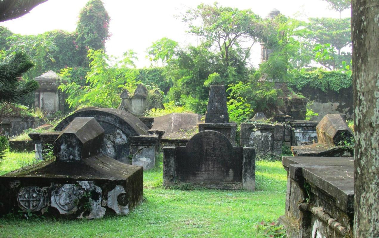 Dutch Cemetery — places to visit in Kochi