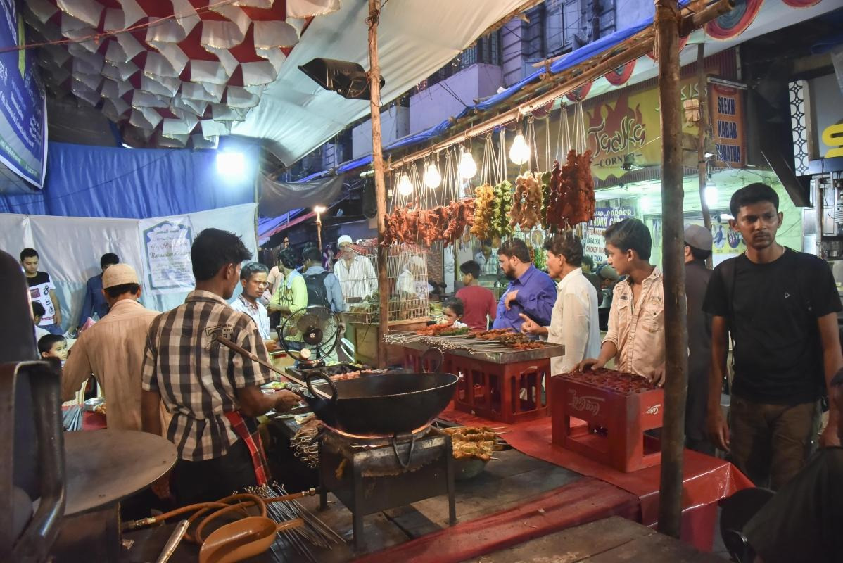 Chor Bazaar — places to visit in Mumbai