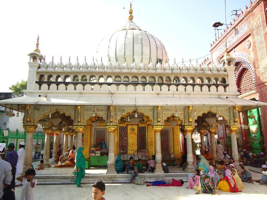 Hazrat Nizamuddin Auliya Dargah (Nizamuddin Dargah) — places to visit in New Delhi